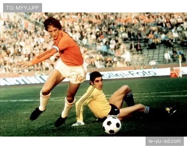 克鲁伊夫进攻理念重现绿茵场,现代足球组织艺术再引热议 克鲁伊夫进攻理念重现绿茵场,现代足球组织艺术再引热议