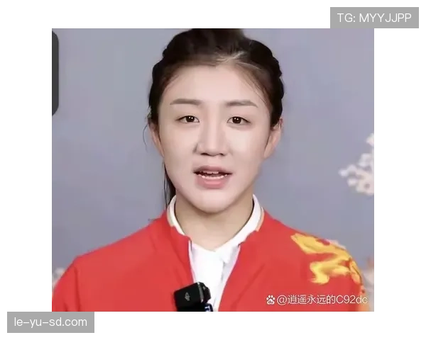 陈梦笑得像邻家女孩，随手背的那个包价码把我当场怀疑人生